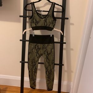 Snakeskin Seamless Bra & High Waisted 7/8 Legging